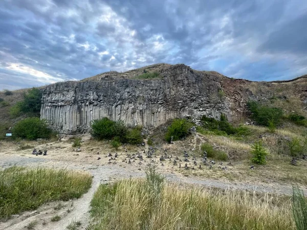 ラコス玄武岩の美しい景色ルーマニアの曇り空に対する列と植生 — ストック写真