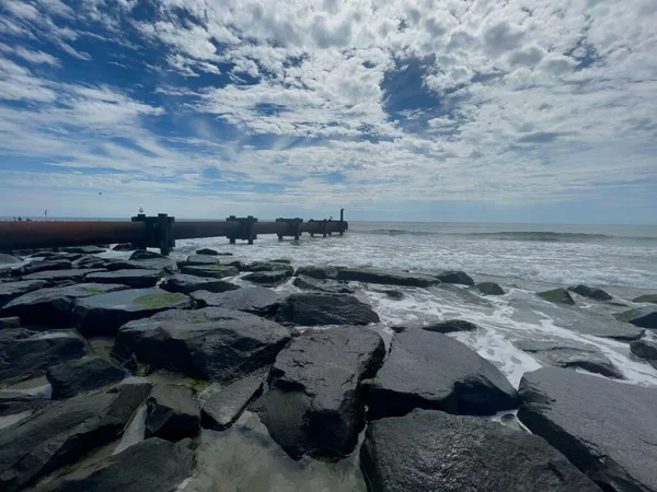 Krásná Prázdná Pláž Proti Oceánu Kamenným Mola — Stock fotografie