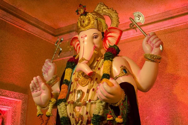 ガンジー チャトゥティ祭のためにムンバイのマンダルで崇拝されているガネーシャ卿の美しい偶像 — ストック写真