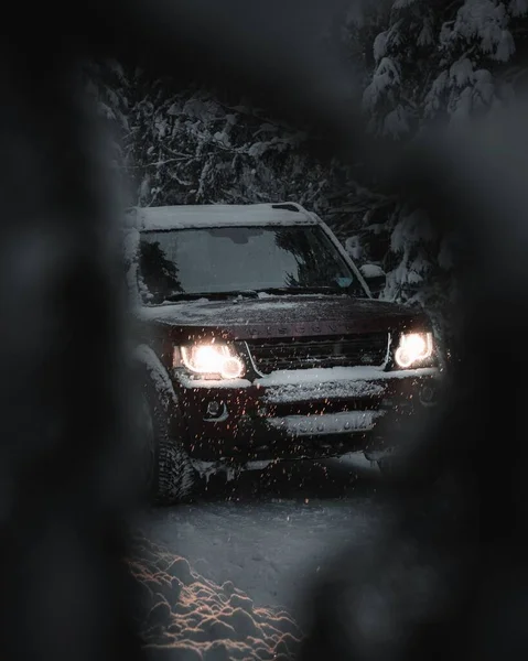 Tiro Vertical Range Rover Nevado Dirigindo Uma Floresta Inverno Noite — Fotografia de Stock
