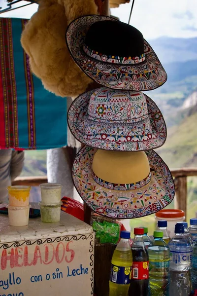 Uma Foto Vertical Mercado Rua Vendendo Chapéus Nas Montanhas Cusco — Fotografia de Stock