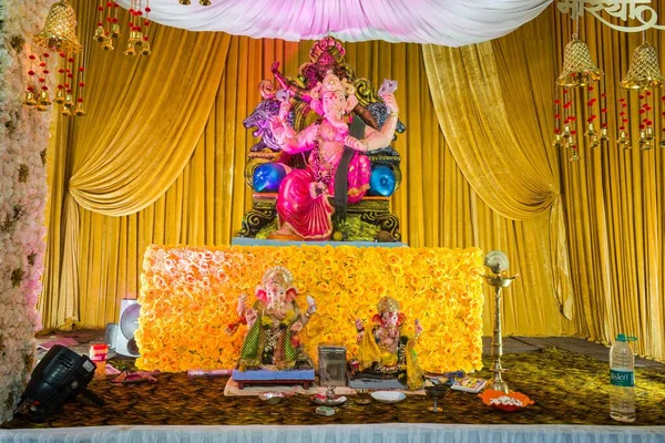 Een Standbeeld Van Lord Ganesh Een Mandal Mumbai Voor Het — Stockfoto