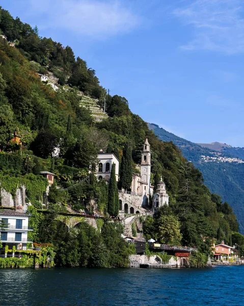 Vertikální Záběr Historických Budov Břehu Jezera Como Itálii — Stock fotografie