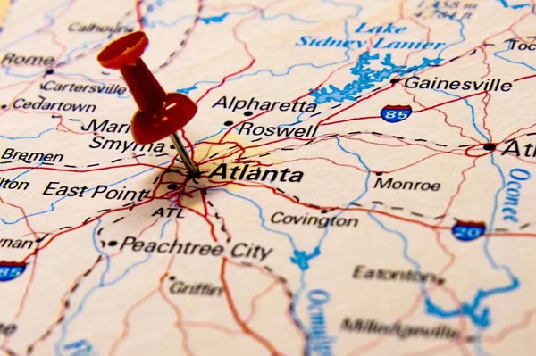Zbliżenie Ujęcia Podróżującej Czerwonej Pinezki Mapie Miasta Atlanta — Zdjęcie stockowe