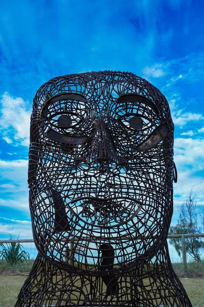 Вертикальний Знімок Скульптури Людським Обличчям Пляжі Золотого Берега — стокове фото