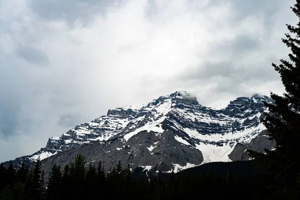 Μια Όμορφη Σκηνή Χιονισμένη Κορυφή Του Βουνού Κάτω Από Ένα — Φωτογραφία Αρχείου