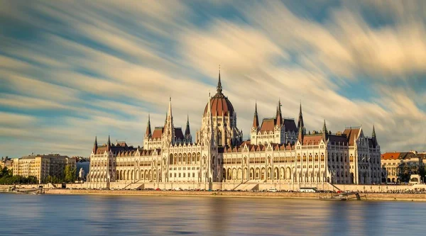 Κτίριο Του Ουγγρικού Κοινοβουλίου Στη Βουδαπέστη Της Ουγγαρίας — Φωτογραφία Αρχείου