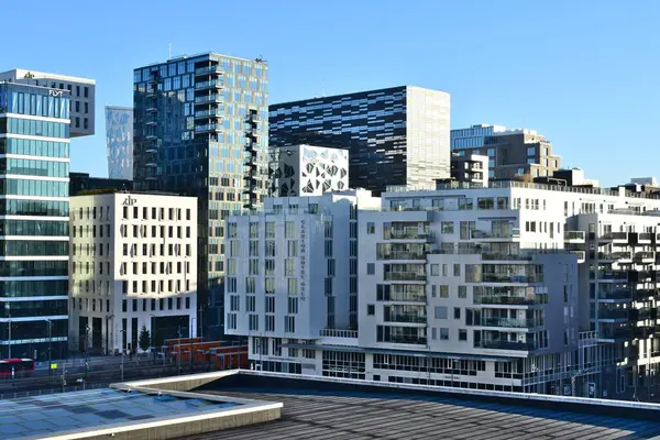 Een Close Van Moderne Gebouwen Onder Blauwe Hemel Oslo Noorwegen — Stockfoto