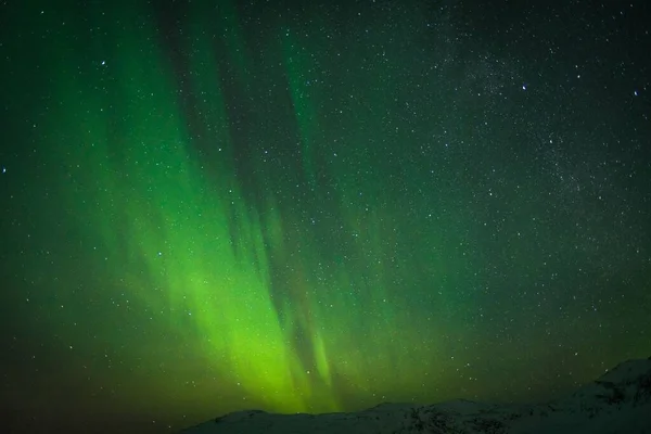 Hermoso Disparo Aurora Verde Brillante Luces Del Norte Sobre Las — Foto de Stock