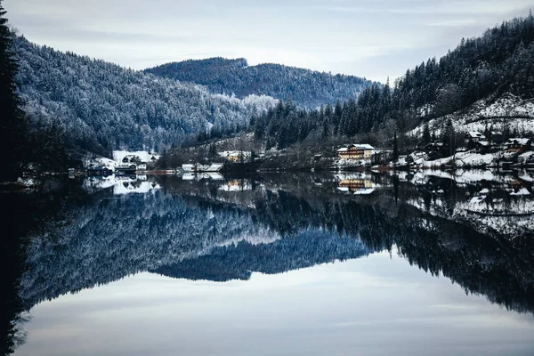 Ein Haus Seeufer Gegen Einen Berg Der Winter Mit Bäumen — Stockfoto