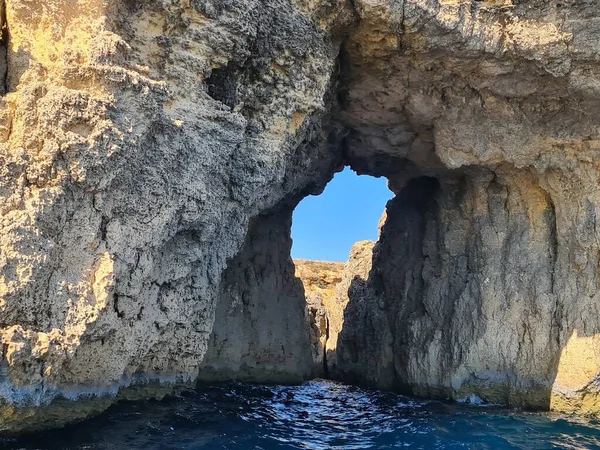 Een Gat Kliffen Tegen Blauwe Lucht Malta — Stockfoto