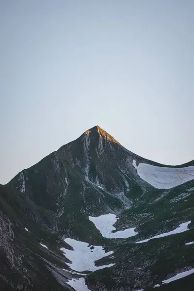 Eine Vertikale Aufnahme Eines Schneebedeckten Berges Vor Blauem Himmel — Stockfoto