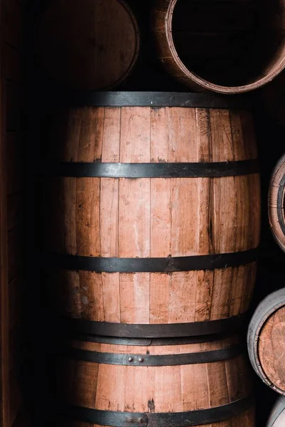 Eine Vertikale Aufnahme Eines Hölzernen Weinfasses Einem Rustikalen Weinberg — Stockfoto