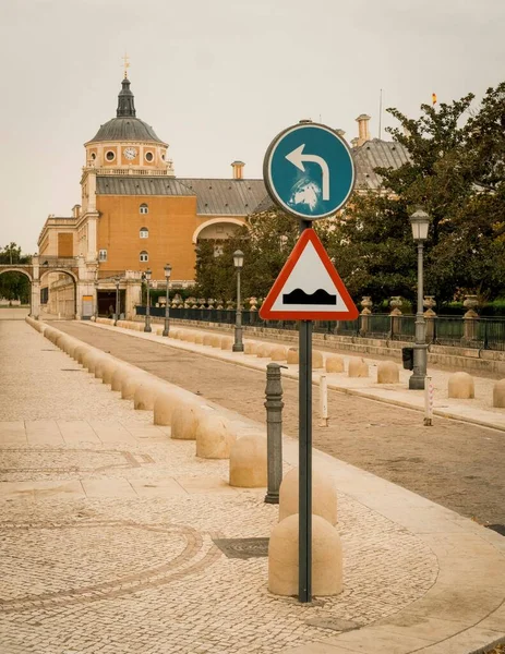 Närbild Vägskylt Bakgrunden Palatset Aranjuez Spanien — Stockfoto
