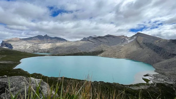 Una Hermosa Vista Pequeño Lago Azul Rodeado Montañas Bajo Cielo — Foto de Stock