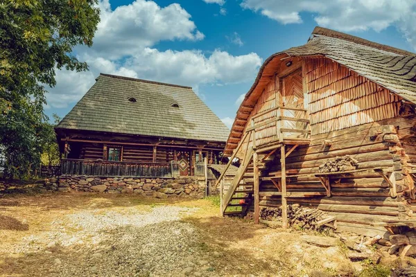 罗马尼亚的一个有老房子的农村院子 — 图库照片