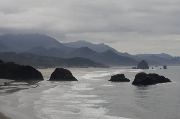 Landscape View Rocks Canon Beach Oregon Hills Clouded Day — Stock Photo, Image