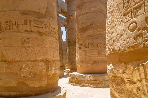 Paesaggio Colonne Antiche Con Sculture Del Famoso Tempio Karnak Sotto — Foto Stock