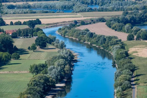 Utsikt Över Flod Som Flyter Ett Landsbygdsområde Omgivet Jordbruksmark Och — Stockfoto