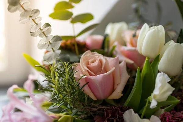 Ένα Κοντινό Πλάνο Όμορφη Σύνθεση Λουλουδιών Ένα Ροζ Τριαντάφυλλο Και — Φωτογραφία Αρχείου