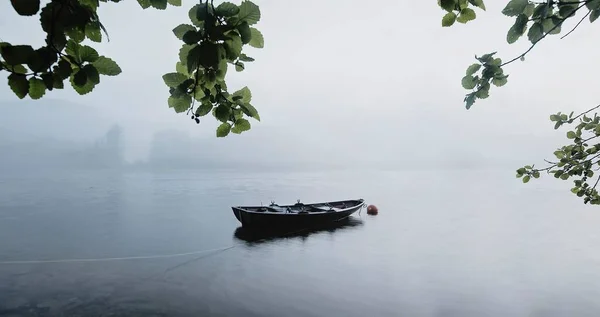 Маленькая Лодка Одиночестве Реке Нидельва Туманом Заднем Плане — стоковое фото
