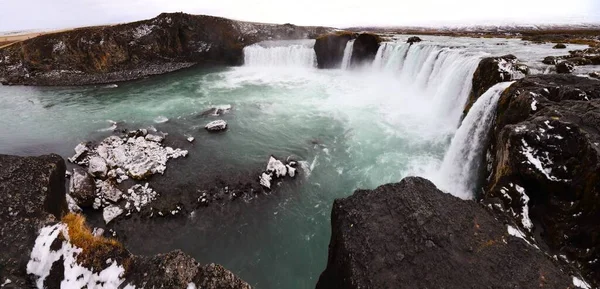 Uma Vista Panorâmica Uma Bela Cachoeira Perto Das Rochas Islândia — Fotografia de Stock
