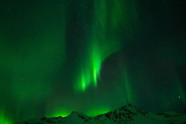 Egy Gyönyörű Lövés Fényes Zöld Aurora Északi Fény Felett Hegyek — Stock Fotó