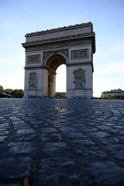 フランス パリの歴史的な凱旋門の垂直ショット — ストック写真