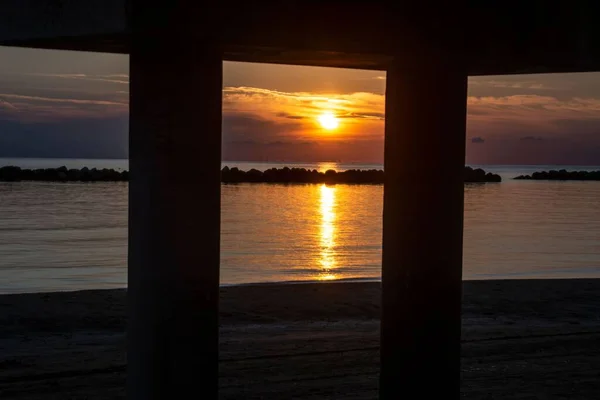 Красивый Снимок Ярко Оранжевого Заката Неба Над Морем Через Окно — стоковое фото