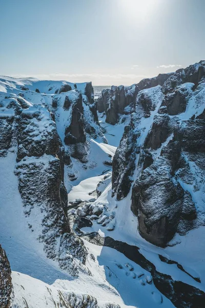 눈덮인 바위들 계곡의 — 스톡 사진