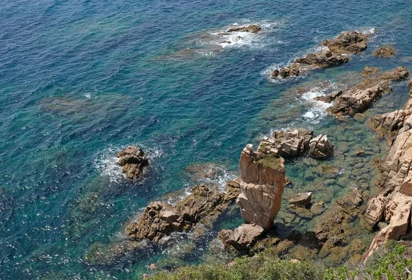 一个美丽的风景岩石海岸在白天平静的水 — 图库照片