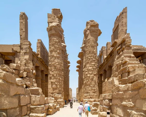 Paisaje Antiguas Columnas Con Tallas Del Famoso Templo Karnak Bajo —  Fotos de Stock