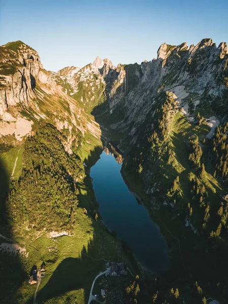 Tiro Vertical Uma Bela Paisagem Montanhas Com Pequeno Lago Meio — Fotografia de Stock