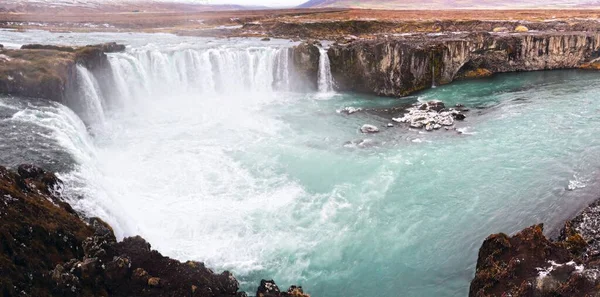 Panorámás Kilátás Nyílik Egy Gyönyörű Vízesés Közelében Sziklák Izlandon — Stock Fotó