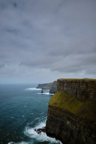 Uma Vista Panorâmica Vertical Das Falésias Perenes Moher Irlanda Dia — Fotografia de Stock