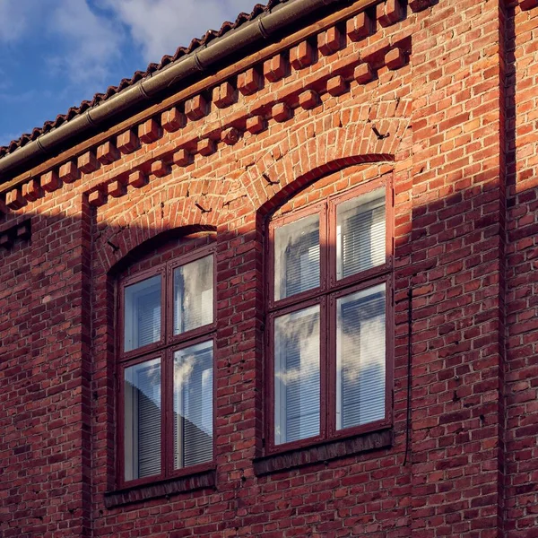 太陽の下で赤いレンガ造りの建物の古い ヴィンテージの窓 — ストック写真