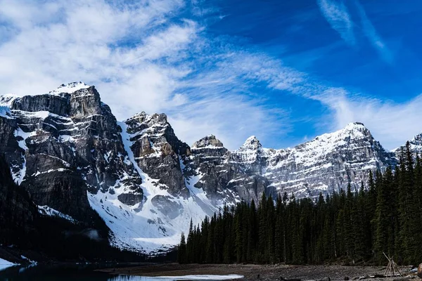 Beautiful Scene Snowy Mountains Forest Trees Moraine Lake Canada Cloudy — Stock Photo, Image