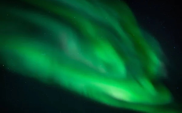 在挪威的山上 一道美丽的明亮的绿色极光拍出了北极光 — 图库照片