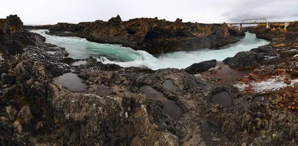 Una Vista Panorámica Una Hermosa Cascada Cerca Las Rocas Islandia —  Fotos de Stock