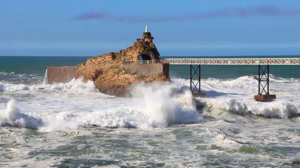法国比亚里茨一座灯塔的壮观景象 海浪冲击着岩石海岸 — 图库照片