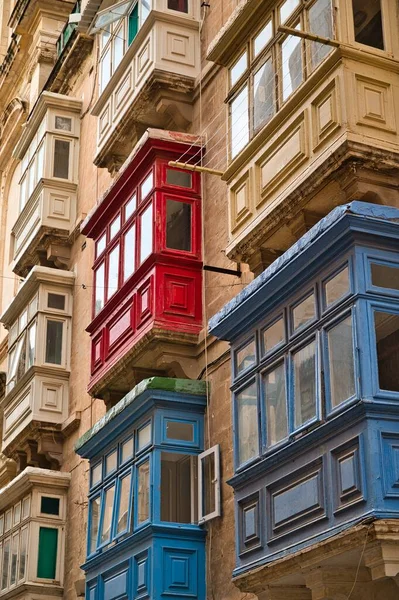 Vertikale Aufnahme Typischer Farbenfroher Balkone Valletta Malta — Stockfoto