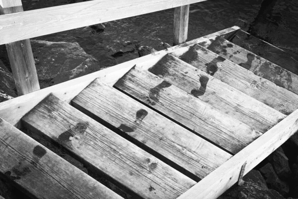 Ένα Γκρι Πλάνο Βρεγμένα Βήματα Ξύλινες Σκάλες Πάνω Από Νερό — Φωτογραφία Αρχείου