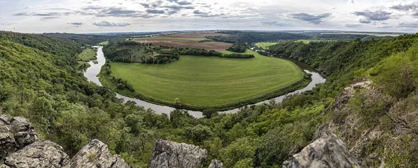 Panoramatický Záběr Řeky Berounky Mezi Horami Pokrytými Lesy České Republice — Stock fotografie