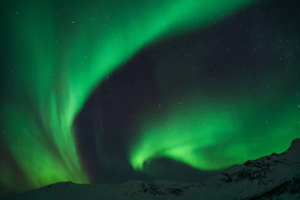 Красивый Снимок Ярко Зеленого Ауры Северного Сияния Над Горами Норвегии — стоковое фото