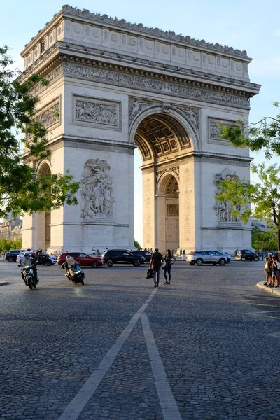 フランス パリの凱旋門近くの人々の群衆の垂直ショット — ストック写真