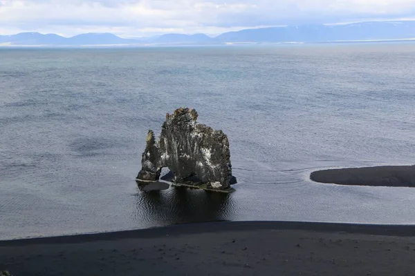 Vitserkur Hög Basalt Stack Havet Island — Stockfoto