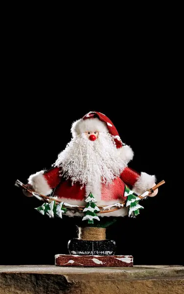 Вертикальный Снимок Деревянной Фигуры Санта Клауса Черном Фоне — стоковое фото