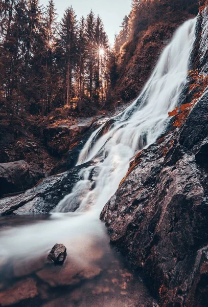 Uma Exposição Longa Uma Cachoeira Uma Floresta Outono — Fotografia de Stock