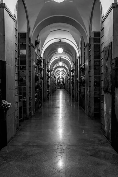 意大利米拉诺墓地走廊的灰阶图 — 图库照片