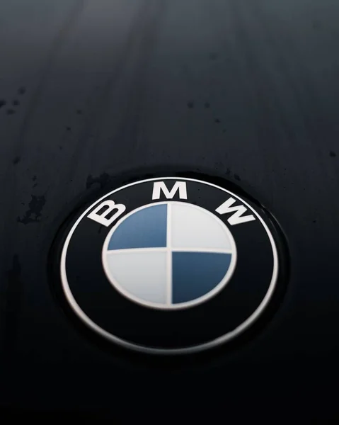 Tiro Vertical Logotipo Bmw X4M Dia Chuvoso — Fotografia de Stock